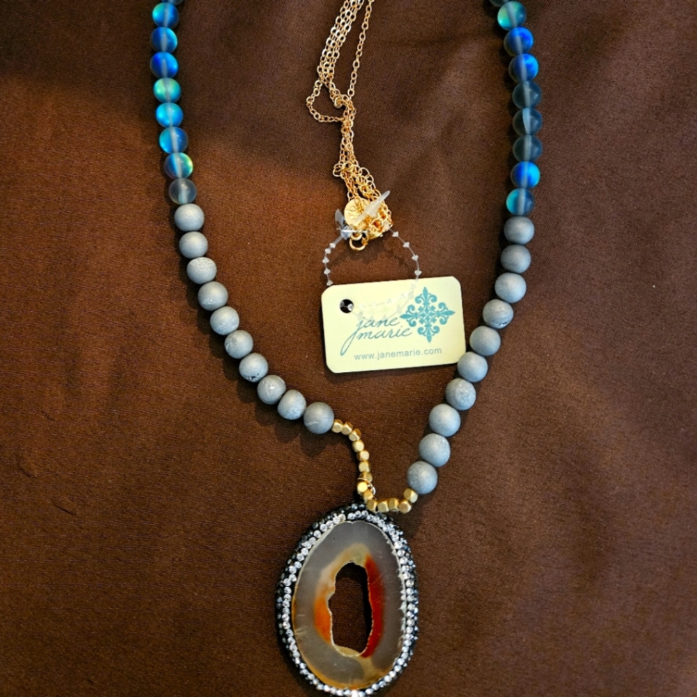 BRAND NEW Light-Activated Color-Changing Gray and Gold Agate Pendant Necklace